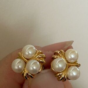 Elegant Gold and Cream Pearl Earrings with Cluster Design